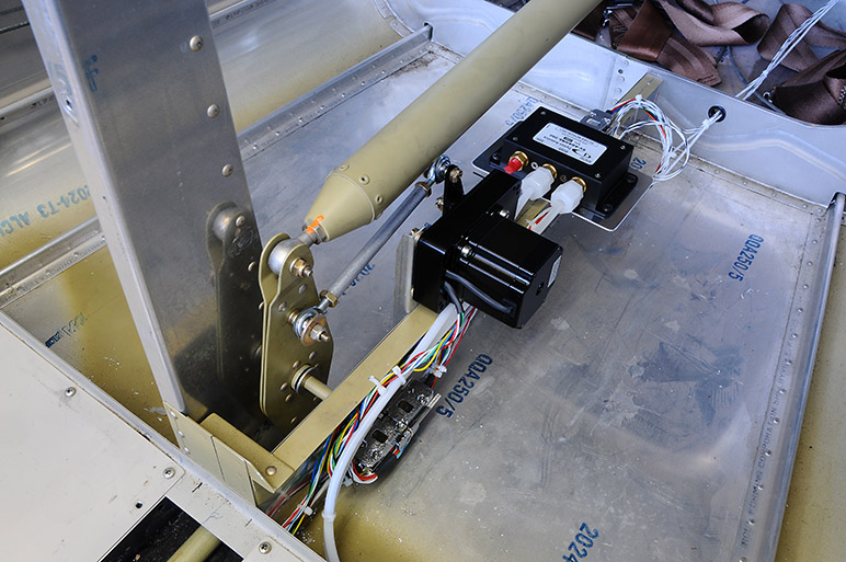 2011.09.05_-_RV-6_Rebuild_-_New_AHRS_&_Magnometer_Installtion_(3).jpg