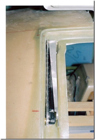 Door%20stay%20installed%20on%20fuselage%20(note%20over%20centre%20closing)005[1].jpg