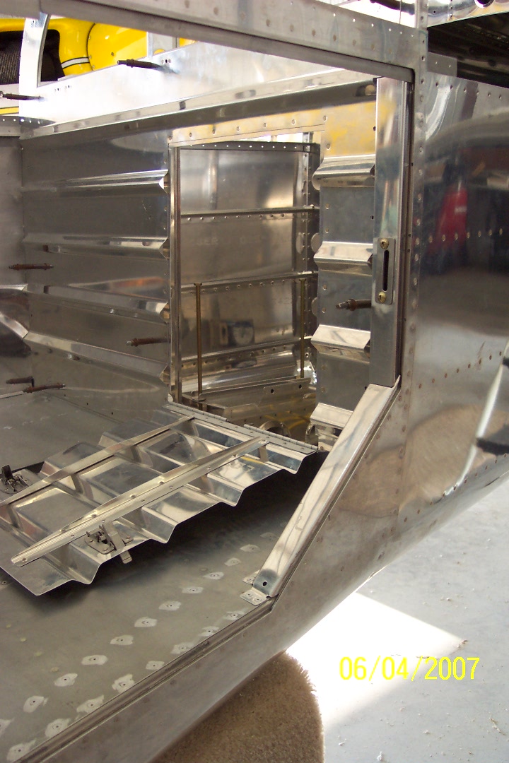 RV_10_battery_access_and_empennage_tips_003.jpg