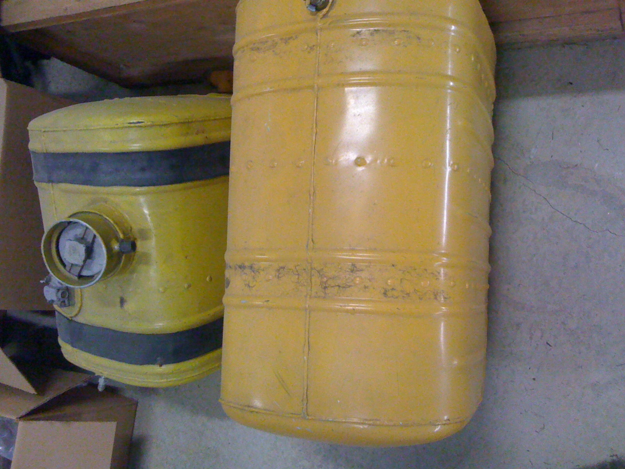 Yak_50_fuel_tank_1.jpg